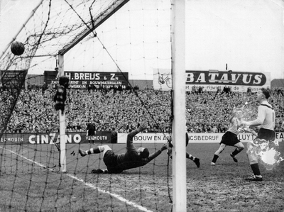 853040 Afbeelding van een spelmoment uit de voetbalwedstrijd Sparta - D.O.S. te Rotterdam; doelman Van Dijk van Sparta ...